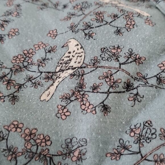 🔺️H&M Stone Blue Bird Print 3/4 Sleeve Buttoned Vneck Top Small - Picture 13 of 13